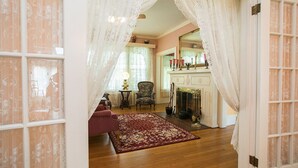 Living area - Magnolia Inn Bed & Breakfast (Mount Dora)
