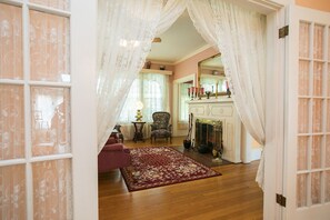 TV - Magnolia Inn Bed & Breakfast (Mount Dora)