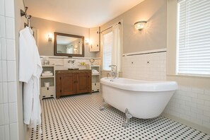 Premium Suite, 1 Bedroom, Accessible | Bathroom | Free toiletries, hair dryer, bathrobes, slippers