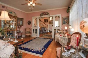 TV - Magnolia Inn Bed & Breakfast (Mount Dora)