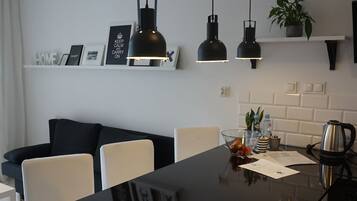 Premium Studio Suite, Balcony | In-room dining