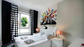 Deluxe-Apartment, Balkon | Laptopgeeigneter Arbeitsplatz, schallisolierte Zimmer
