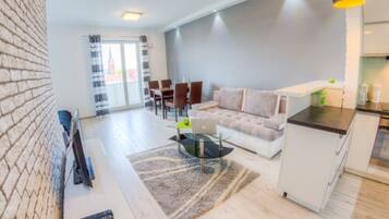 Premium-Studiosuite, Balkon | Laptopgeeigneter Arbeitsplatz, schallisolierte Zimmer