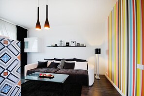 Apartemen Deluks, balkon | Ruang keluarga | TV layar datar