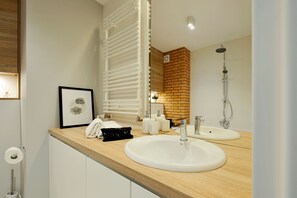 Suite estudio Premium, balcón | Lavabo del cuarto de baño