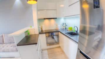 Premium Studio Suite, Balcony | Private kitchenette | Fridge, stovetop, coffee/tea maker, electric kettle
