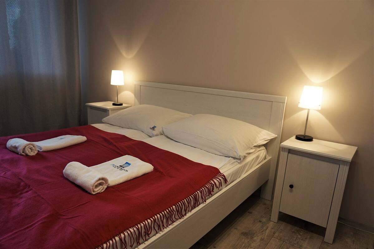 Apartamento familiar, no fumadores | Espacio para trabajar con un portátil y sistema de insonorización