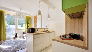 Een moderne keuken met een houten aanrecht, een koffiezetapparaat en een koekenpan.