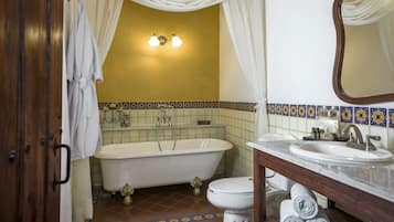 Un baño con bañera, inodoro y lavabo.