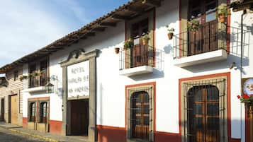 Vista frontal de la propiedad
