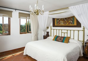 Suite júnior | Caixa forta a l'habitació, decoració individual i mobiliari individual 