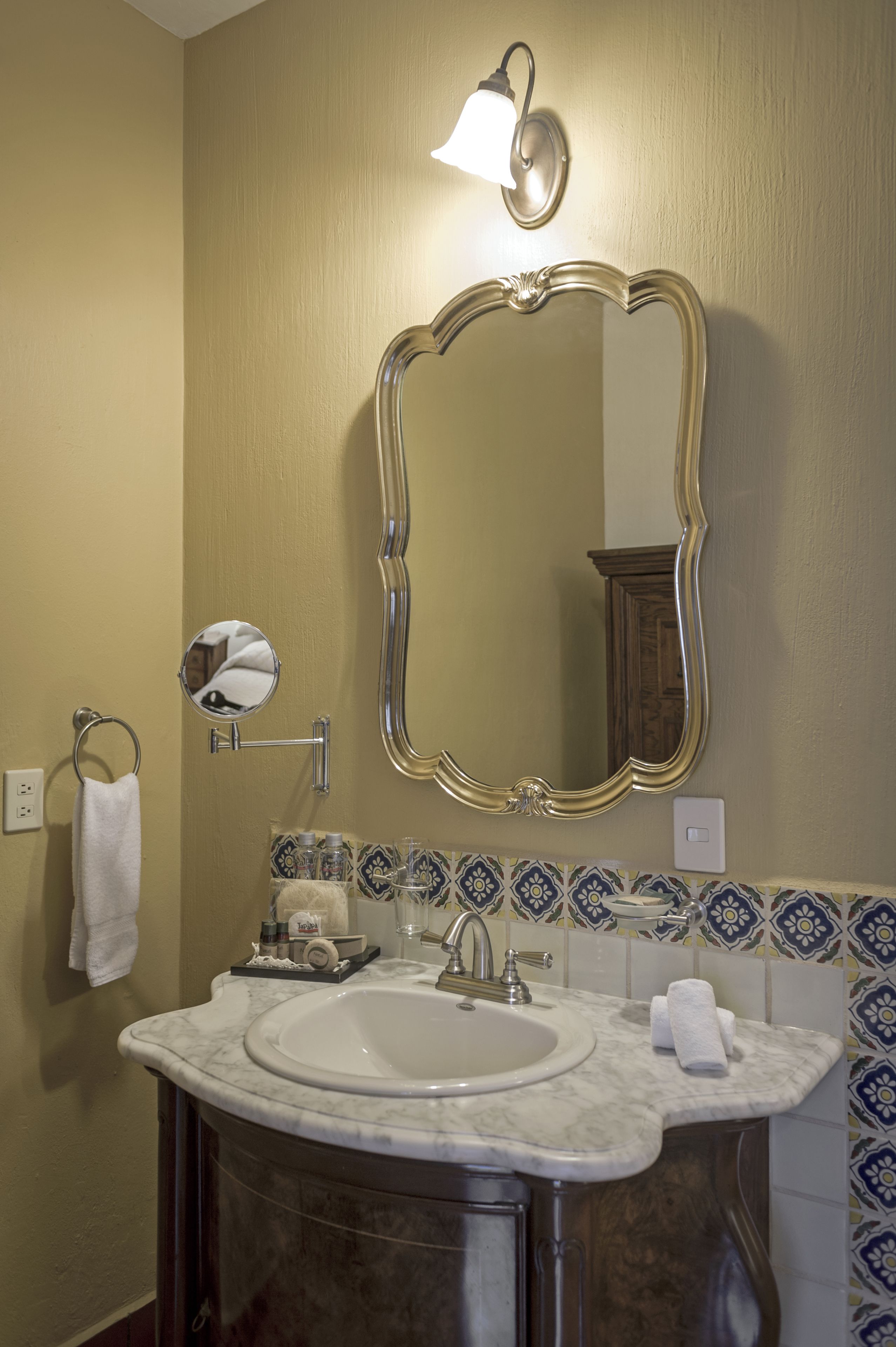 standard room | bathroom | shower, free toiletries, bathrobes, slippers