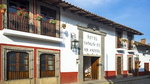 Un edificio tradicional con un letrero que dice "HOTEL JAPALPA DE MIS AMORES".
