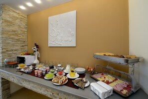 朝食 (ビュッフェ)、毎日提供 (有料)