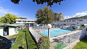 Piscina stagionale all'aperto, ombrelloni da piscina, lettini