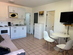 Suite familiare, 2 camere da letto, cucina | Cucina privata | Microonde, macchina per tè/caffè, bollitore elettrico