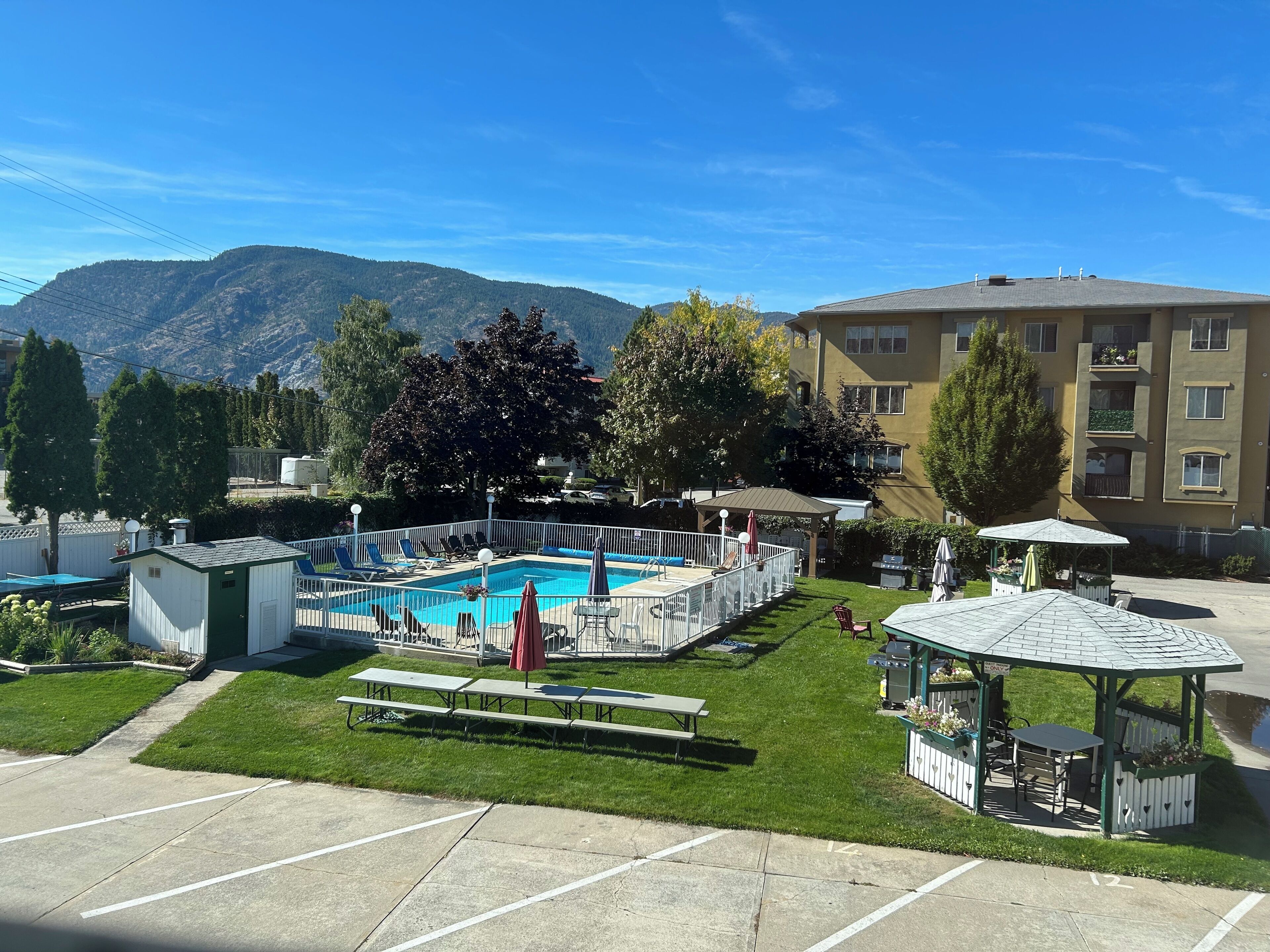 สนามรอบบริเวณ