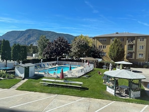 Courtyard - Empire Motel (Penticton)