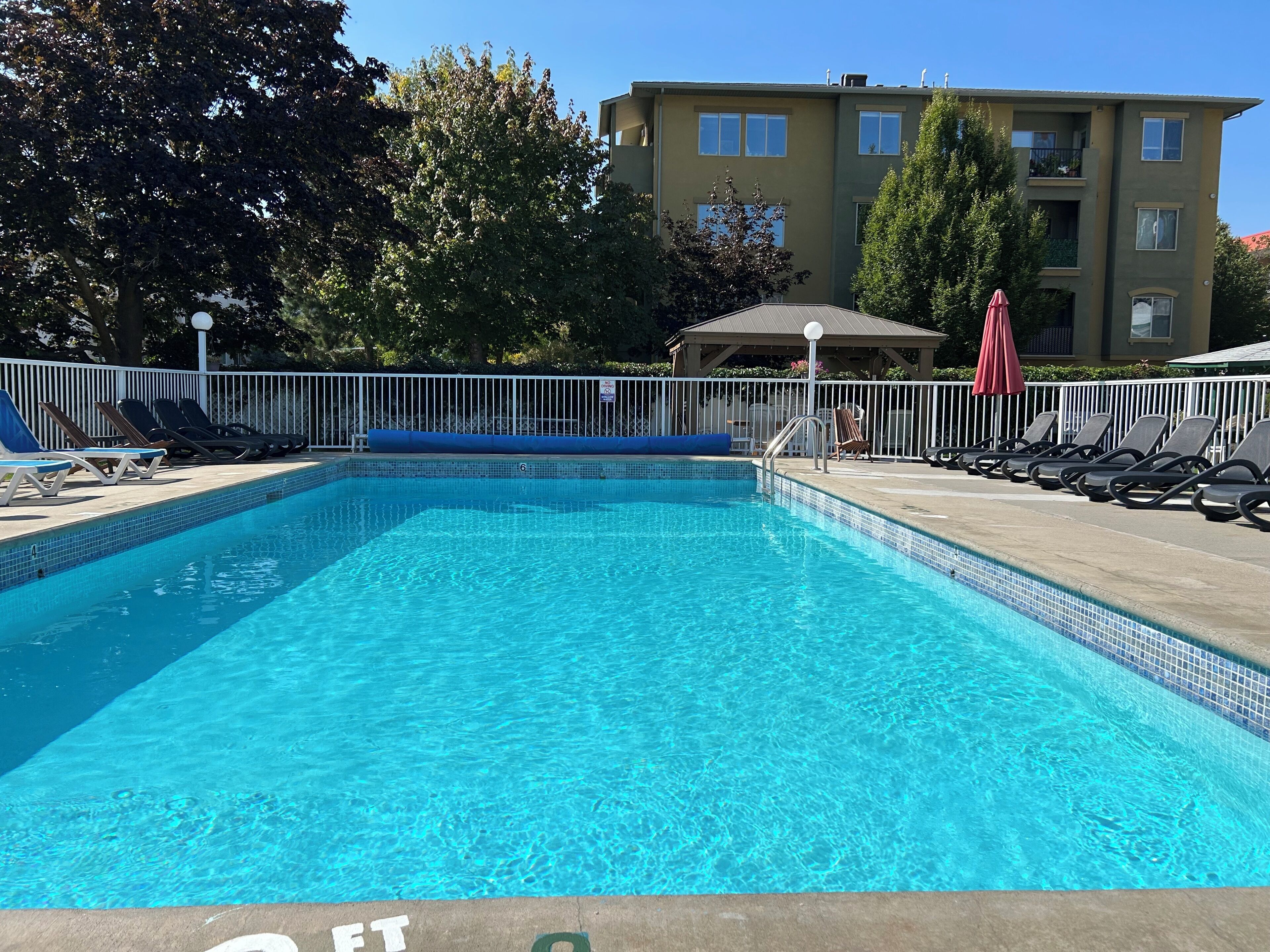 Sesongbasert utendørsbasseng og bassengparasoller