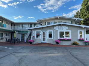 Reception - Empire Motel (Penticton)