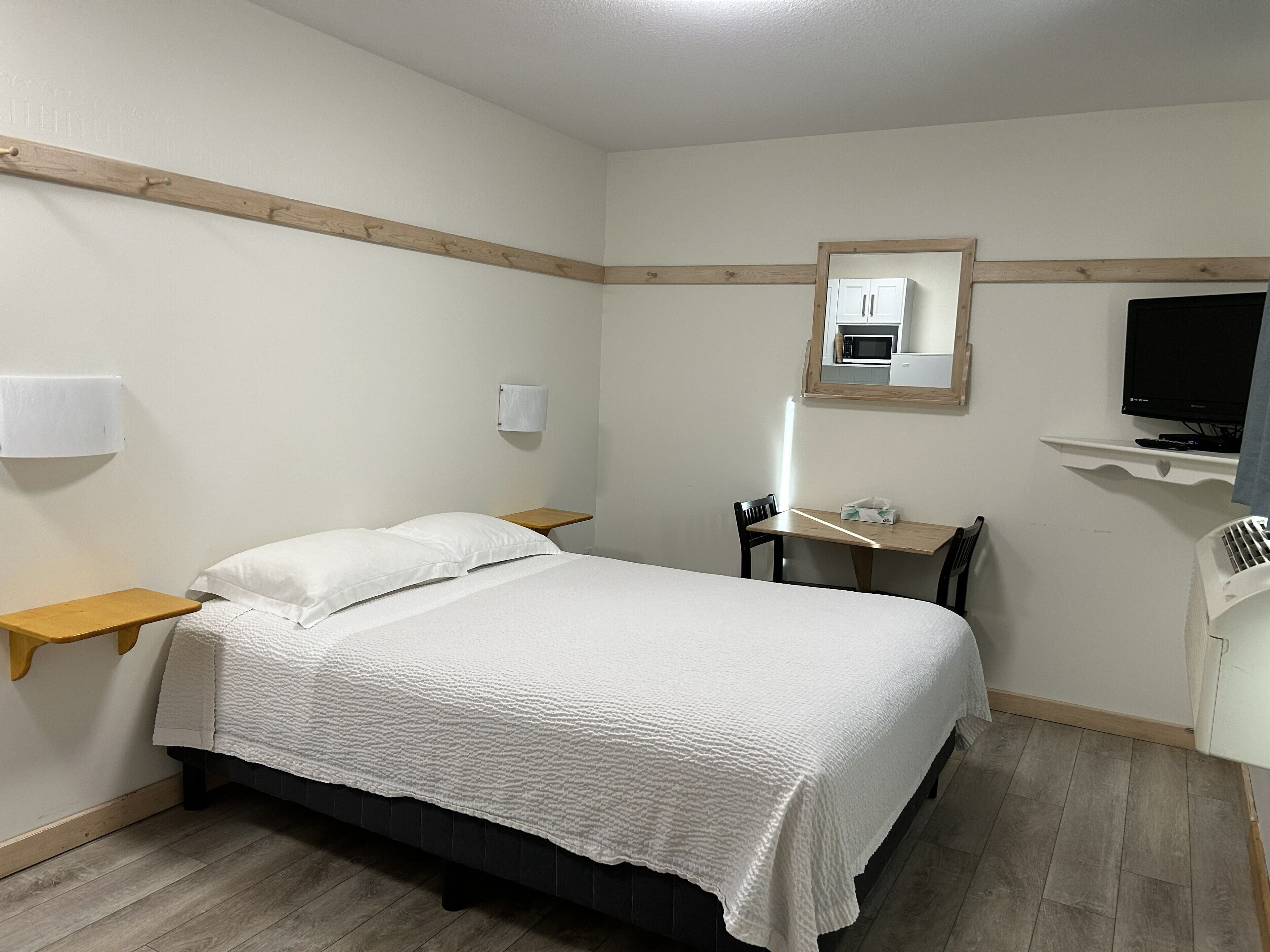 Kamer, kitchenette (Semi) | Individueel gemeubileerd, een bureau, geluiddichte muren