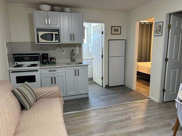 Family Suite, 2 Bedrooms, Kitchen | Private kitchen | Microwave, coffee/tea maker, electric kettle - Empire Motel (Penticton)