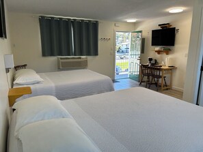 Rom – standard, 2 queensize-senger | Individuelt innredet, skrivebord, lydisolert og strykejern/-brett