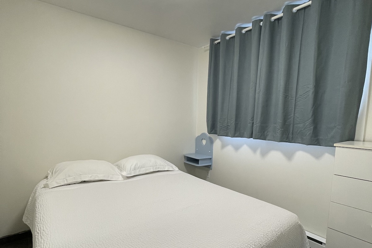 Familie suite, 2 slaapkamers, keuken | 1 slaapkamer, individueel gemeubileerd, een bureau, geluiddichte muren