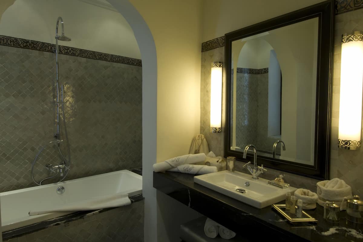 Executive Room (Amal) | Bathroom | Free toiletries, hair dryer, bathrobes, slippers
