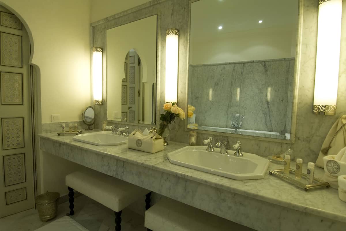 Luxury Suite (Aliya) | Bathroom | Free toiletries, hair dryer, bathrobes, slippers