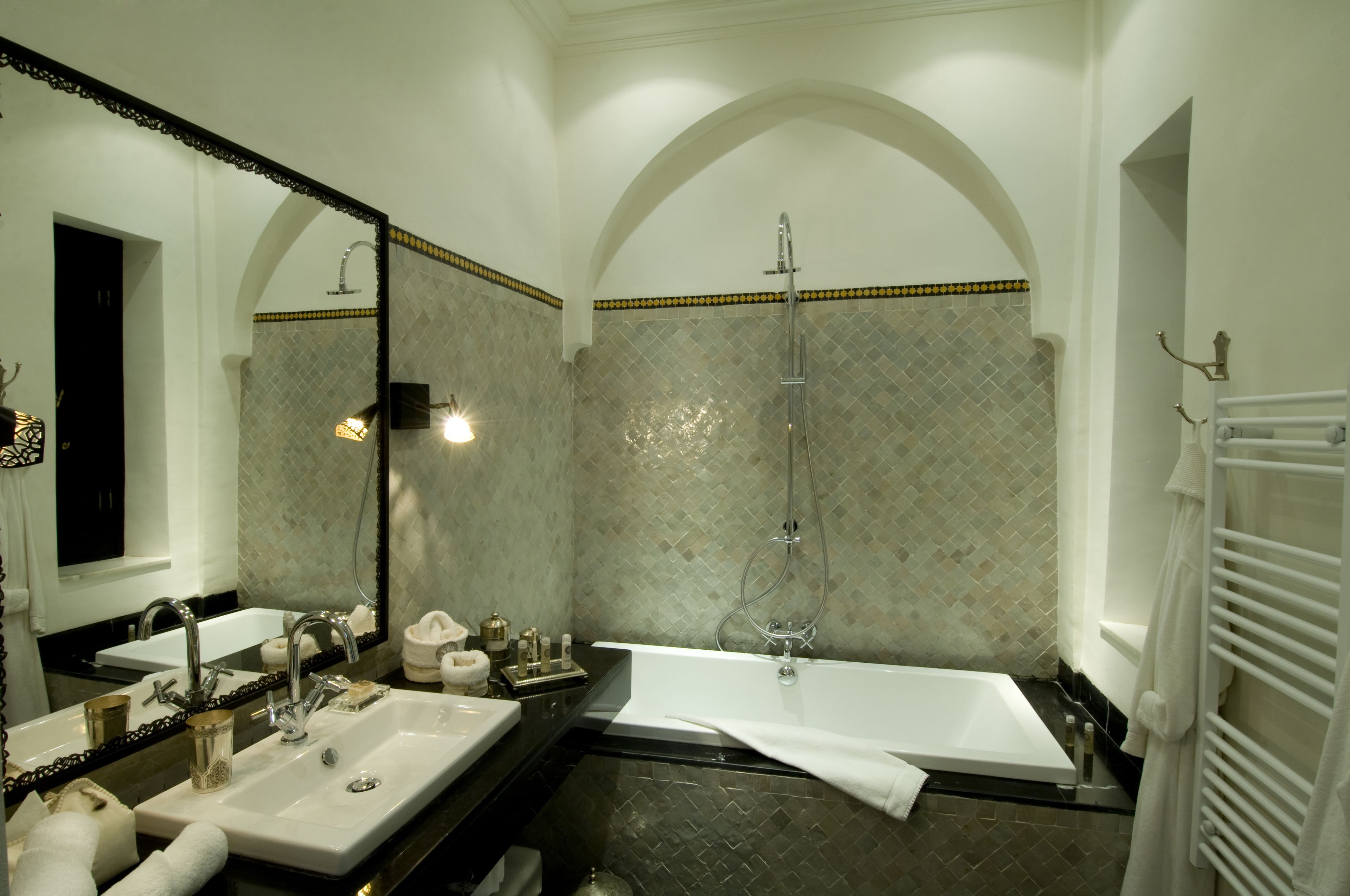 junior suite (double kamar) | bathroom | free toiletries, hair dryer, bathrobes, slippers