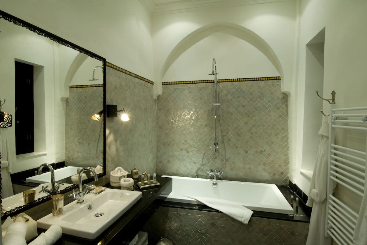 Junior Suite (Double Kamar) | Bathroom | Free toiletries, hair dryer, bathrobes, slippers