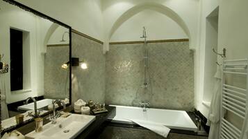 Junior Suite (Double Kamar) | Bathroom | Free toiletries, hair dryer, bathrobes, slippers