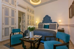 ميني بار وخزنة داخل الغرفة وبديكورات فريدة لكل غرفة