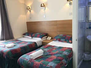 Tabla de planchar con plancha, wifi gratis y ropa de cama