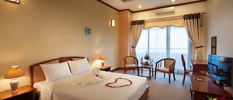 Minibar, skrivebord, ekstrasenger (mot et tillegg) og wi-fi (inkludert)