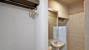 Design Room, 1 Queen Bed, Refrigerator | Bathroom