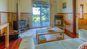 Una sala de estar acogedora con chimenea, una mesa de comedor y un sofá cómodo.