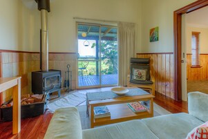 Chalet | Zona de estar | Una televisión de pantalla plana, una chimenea, un reproductor de DVD