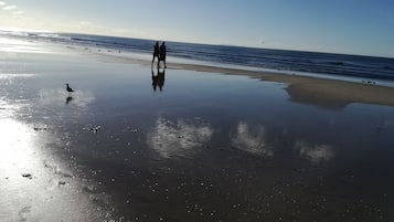 Perto da praia, areia branca, toalhas de praia