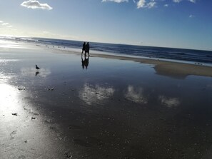 In Strandnähe, weißer Sandstrand, Strandtücher