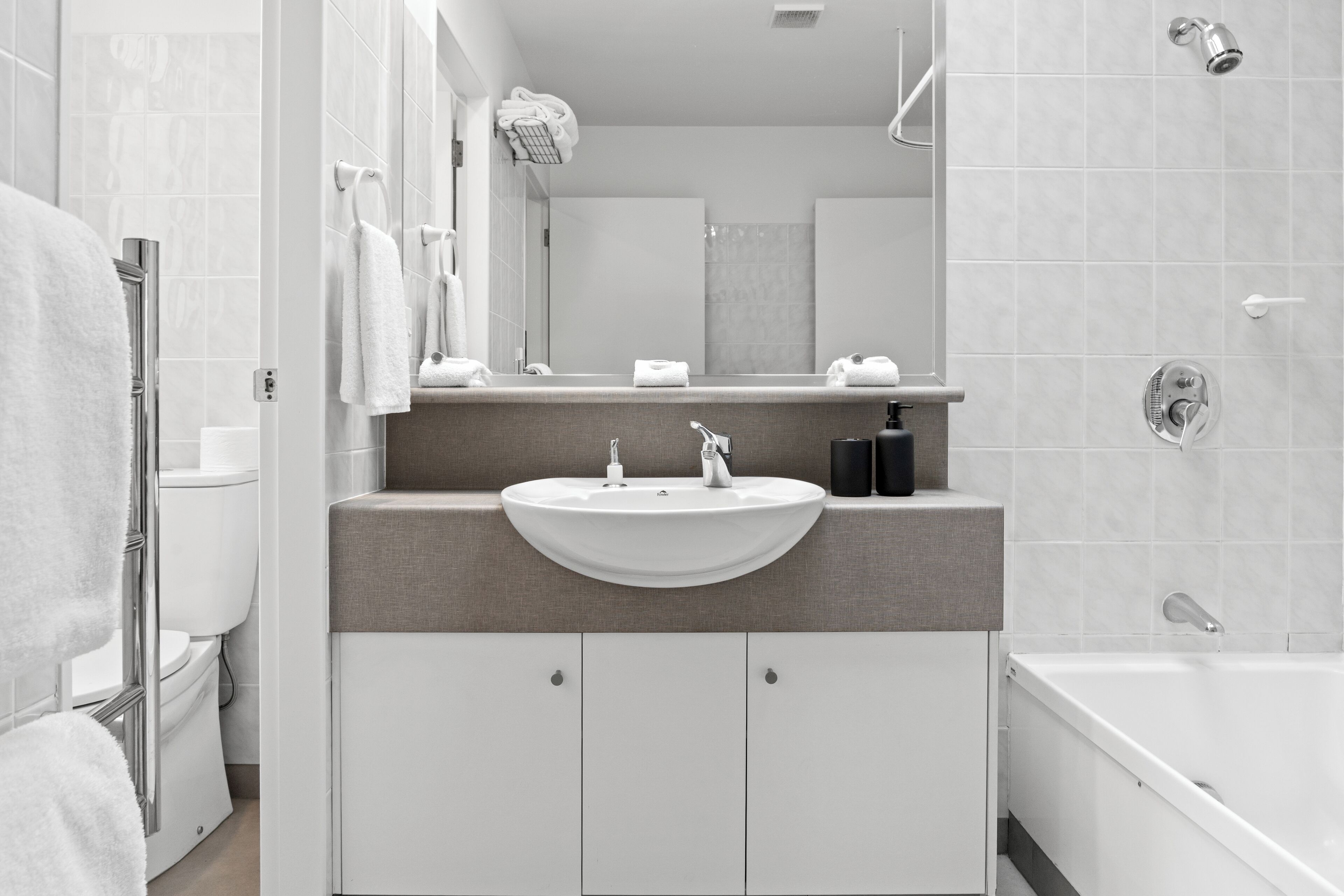 Combined shower/bathtub, hair dryer, towels
