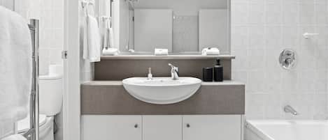 Combined shower/bathtub, hair dryer, towels