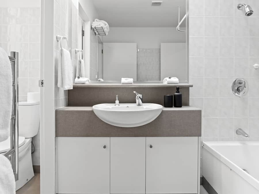 Bañera con ducha, secador de pelo, toallas