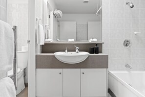 Combined shower/bathtub, hair dryer, towels - Pacific Motor Inn (Tauranga)