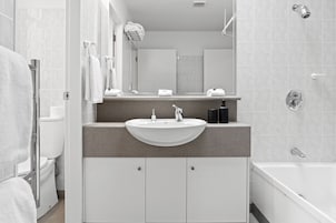 Bañera con ducha, secador de pelo, toallas