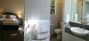 ファミリー スイート 1 ベッドルーム | バスルーム | シャワー付き浴槽、ヘアドライヤー、タオル