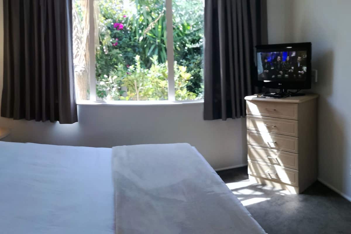 Standaard suite, 1 slaapkamer | Verduisterende gordijnen, een strijkplank/strijkijzer, gratis wifi