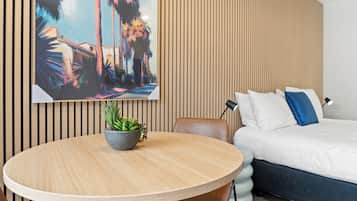 Cortinas opacas, tabla de planchar con plancha, wifi gratis