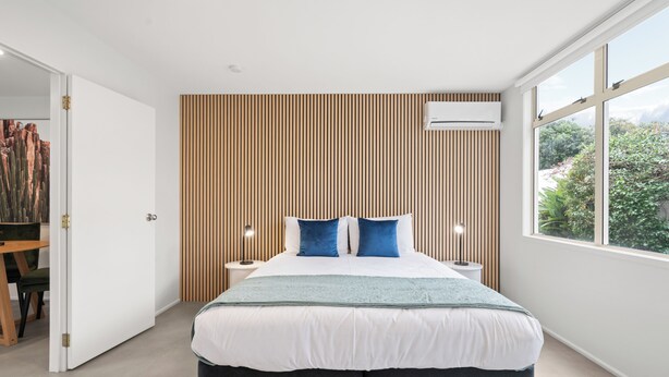 Cortinas blackout, tabla de planchar con plancha y wifi gratis 